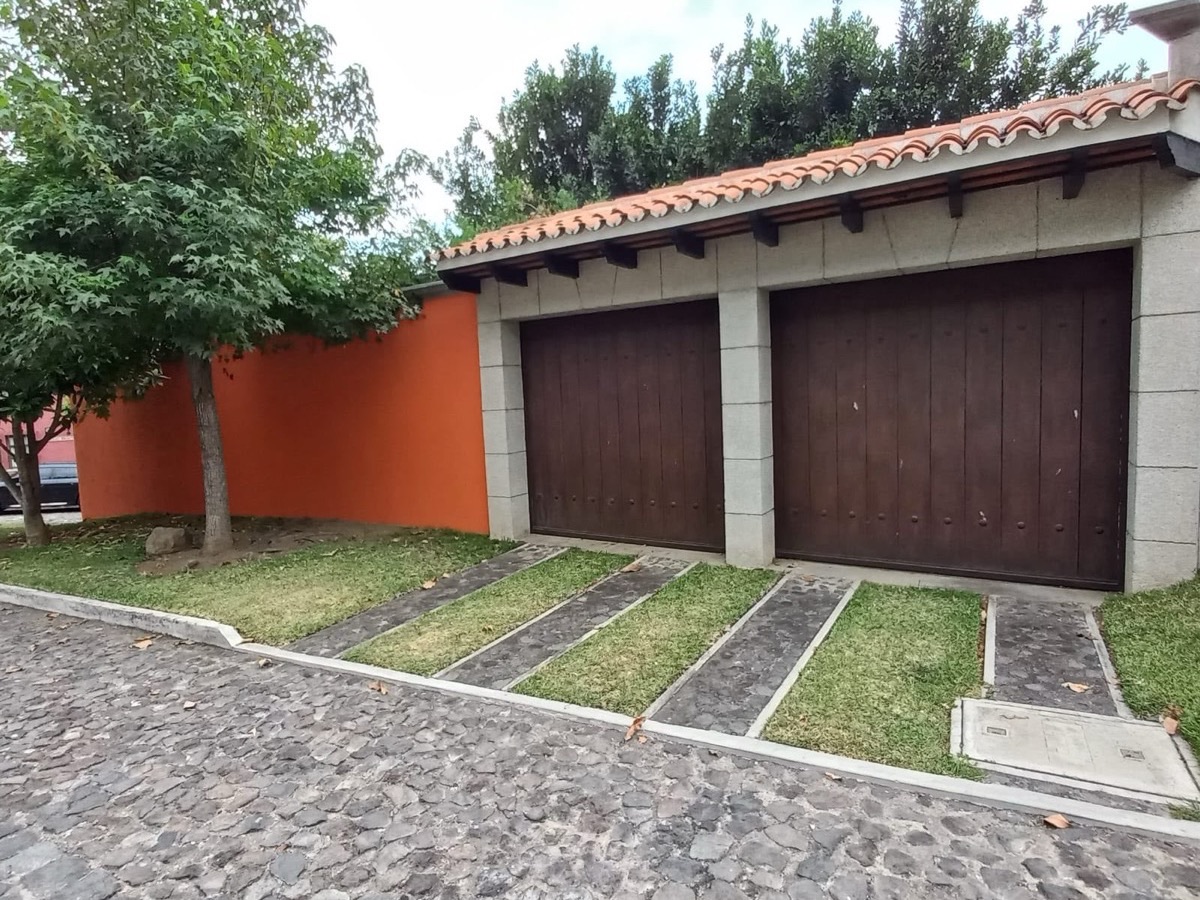 Techo de teja y vigas de madera de una obra de BR Constructora en Antigua Guatemala