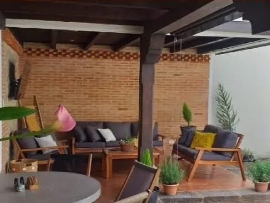 Pérgola de madera y ladrillo con área social techada de una obra de BR Constructora